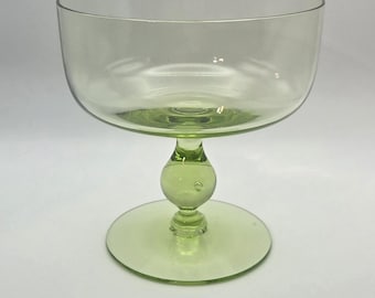 Compota de cristal con pedestal, color verde y transparente, estilo vintage, sin marca.