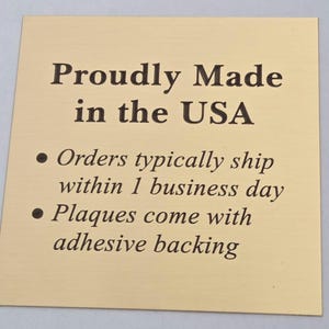 Puede incluir: Placa rectangular con el texto "Proudly Made in the USA" en fuente serif. Debajo, vi&ntilde;etas indican que los pedidos se env&iacute;an normalmente en un d&iacute;a h&aacute;bil y las placas tienen respaldo adhesivo.