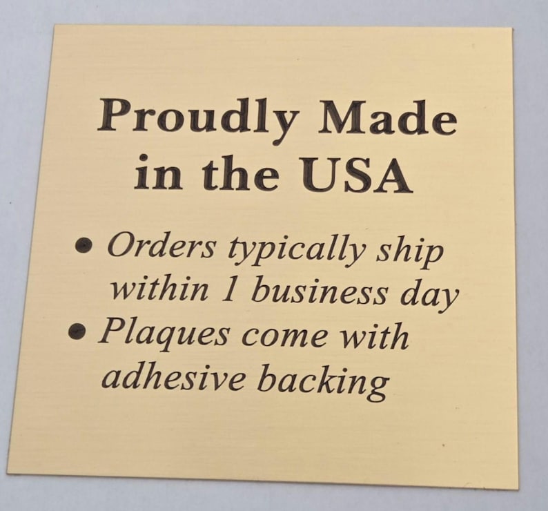 Puede incluir: Placa rectangular con el texto "Proudly Made in the USA" en fuente serif. Debajo, vi&ntilde;etas indican que los pedidos se env&iacute;an normalmente en un d&iacute;a h&aacute;bil y las placas tienen respaldo adhesivo.