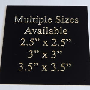 Puede incluir: Un letrero negro con texto dorado que indica "Multiple Sizes Available" y las dimensiones: 2.5" x 2.5", 3" x 3" y 3.5" x 3.5" (6,35 cm x 6,35 cm, 7,62 cm x 7,62 cm, 8,89 cm x 8,89 cm).