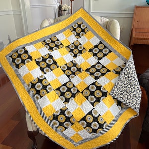 Handmade Baby Quilt, Daisy Quilt, Baby Girl Quilt, Toddler Quilt, Lap Quilt. Ready to Ship.