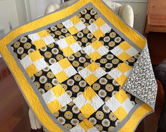 Handmade Baby Quilt, Daisy Quilt, Baby Girl Quilt, Toddler Quilt, Lap Quilt. Ready to Ship.