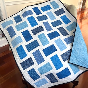 Handgemachter Baby Jungen Quilt: Moderne Blaue Baumwoll-Decke 106 cm x 120 cm