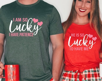 Camisetas engraçadas para casais do Dia dos Namorados, camiseta "Eu sou tão sortudo por ter paciência", camiseta "Ele tem tanta sorte de me ter", camiseta "Dia dos Namorados para casais"