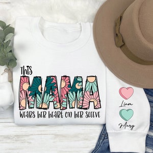 Mama trägt ihr Herz auf ihrem Ärmel Benutzerdefinierte Muttertag Sweatshirt, benutzerdefinierte Mama Shirt, Retro Mama Sweatshirt, Muttertagsgeschenk, Blumen Mama