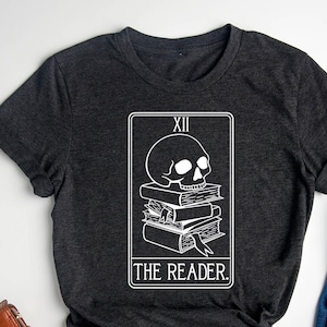 Der Leser Schädel Tarot Liebhaber T-Shirt, Tarot Karte Tee Geschenk, Schädel Tarot Shirt, okkultes Buch Shirt, Buch-Liebhaber Geschenk, mystischer Schädel T-Shirt