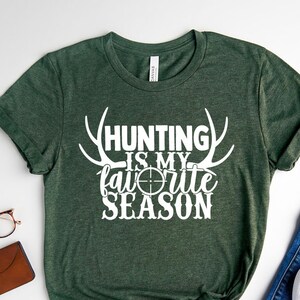 Jagd ist meine Lieblingssaison T-Shirt, Jagd-Liebhaber-T-Shirt Geschenk, Jagd-T-Shirt, Hirsch-Saison-Shirt, lustiges Jagd-Shirt, Jäger-Outfit, kampierendes T-Shirt Bild 2