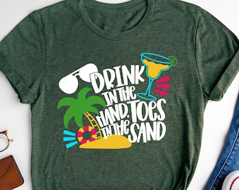 Trinken Sie in der Hand Zehen im Sand Shirt, Sommerzeit Shirt, Palm Shirts, Hallo Sommer Shirt, Trink Shirt, Familien Urlaubs Reise, Urlaub T-Shirt