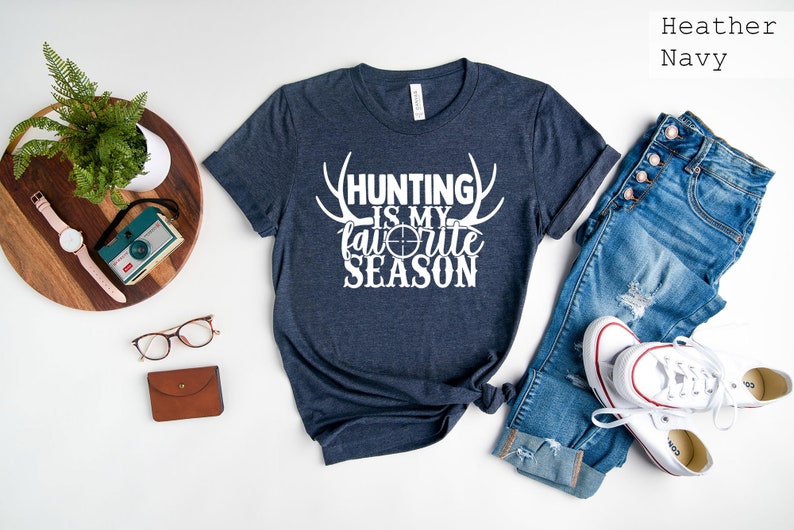 Jagd ist meine Lieblingssaison T-Shirt, Jagd-Liebhaber-T-Shirt Geschenk, Jagd-T-Shirt, Hirsch-Saison-Shirt, lustiges Jagd-Shirt, Jäger-Outfit, kampierendes T-Shirt Bild 3