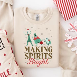 Sweat-shirt Making Spirit lumineux, sweat-shirt manoir hanté, pull de Noël Disney, chemise fantômes faisant de l&#39;auto-stop, t-shirt de Noël en famille Disney