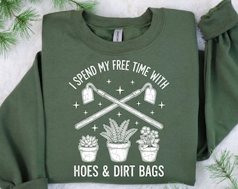 Camiseta de jardinero, regalo para amantes de las plantas, sudadera con la frase "Pasé mi tiempo libre con azadas y bolsas de tierra", camiseta con azada y bolsa de tierra, camiseta de jardinero con chistes de papá