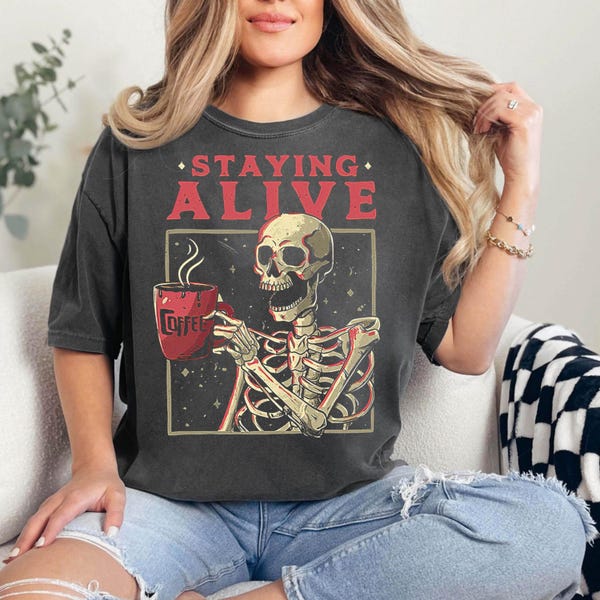 Moletom Stay Alive Coffee Lovers, Camiseta engraçada de esqueleto, Camiseta sarcástica de caveira, Presente para amantes de esqueleto, Camiseta Coffee Addict, Café engraçado