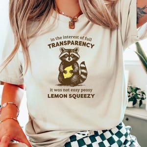 Koszulka z nadrukiem „W interesie pełnej przezroczystości”, „To nie było łatwe i przyjemne” z motywem szopa, koszulka z grafiką w stylu retro z lat 90., koszulka „Stay Trashy”