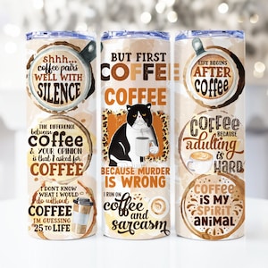 Pu&ograve; includere: Tre bicchieri in acciaio inossidabile con diversi design a tema caff&egrave;. Il primo bicchiere presenta un gatto bianco e nero che tiene una tazza di caff&egrave; con il testo "But First Coffee, Because Murder Is Wrong". Il secondo bicchiere presenta una tazza di caff&egrave; con il testo "Shhh... Coffee Pairs Well With Silence". Il terzo bicchiere presenta una tazza di caff&egrave; con il testo "Life Begins After Coffee, Coffee Because Adulting Is Hard, Coffee Is My Spirit Animal".