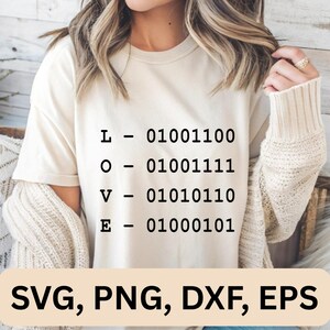 Może przedstawiać: Biały T-shirt z napisem "LOVE" zapisanym w kodzie binarnym. Tekst brzmi: "L - 01001100, O - 01001111, V - 01010110, E - 01000101".