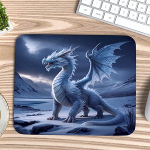 Alfombrilla de escritorio de dragón PNG, Dragón de hielo PNG, Alfombrilla de ratón mítica PNG, Alfombrilla de ratón de fantasía PNG Sublimación, Alfombrilla de ratón de regalo de jugador PNG, Fantasía oscura png