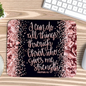 Könnte beinhalten: Eine schwarze Mausmatte mit einem roségoldenen Glitzerhintergrund und roségoldenen floralen Akzenten. Der Text "Ich kann alles durch Christus, der mir Kraft gibt - Philipper 4:13" ist in roségoldener Schrift geschrieben.