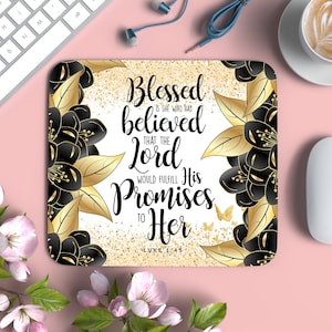 Puede incluir: Una alfombrilla de ratón blanca con un fondo de purpurina dorada y un diseño floral negro. El texto "Blessed is she who has believed that the Lord would fulfill His Promises to Her" está escrito en negro con un contorno dorado. La referencia bíblica "Luke 1:45" está escrita en negro en la parte inferior de la alfombrilla de ratón.