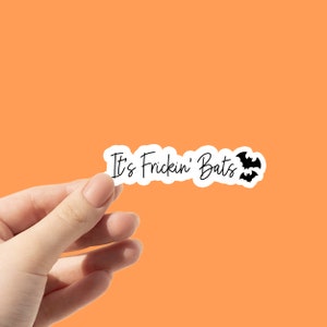 Naklejka na laptopa It's Frickin Bats | Naklejka na Halloween Aesthetic Planner | Minimalistyczna motywująca naklejka winylowa z cytatem wodoodporna