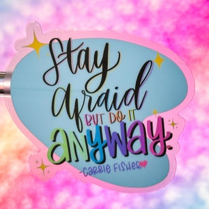 Naklejka na butelkę z wodą Stay Afraid But Do It Anyway | Naklejka na laptopa z cytatem Carrie Fisher | Naklejka wodoodporna motywacyjna Star Wars