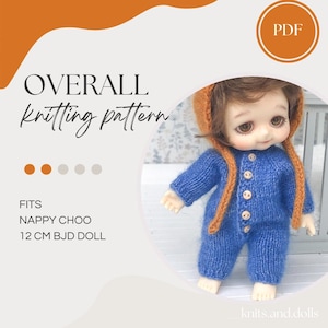 Könnte beinhalten: Eine digitale PDF-Strickanleitung für eine 12 cm große BJD-Puppe. Das Bild zeigt eine Puppe in einem blauen Strickoverall mit fünf kleinen Knöpfen auf der Vorderseite und einer passenden orangefarbenen Strickhaube mit langen Bändern. Text: OVERALL knitting pattern.