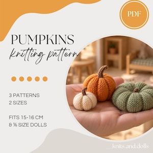 Puede incluir: Un patrón de tejido PDF para calabazas en miniatura con tres diseños y dos tamaños. El texto dice PUMPKINS knitting pattern, 3 PATTERNS, 2 SIZES, FITS 15-16 CM & 1/6 SIZE DOLLS. Se muestran tres pequeñas calabazas tejidas en crema, naranja y verde.