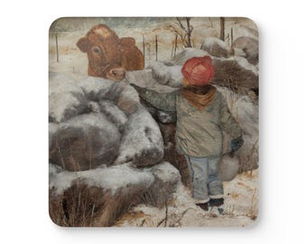 Puede incluir: Un posavasos con una escena invernal con un niño y una vaca. El niño, con gorro rojo y ropa de invierno, señala a la vaca. La vaca es marrón y mira por encima de un muro de piedra cubierto de nieve. El fondo muestra un paisaje nevado.