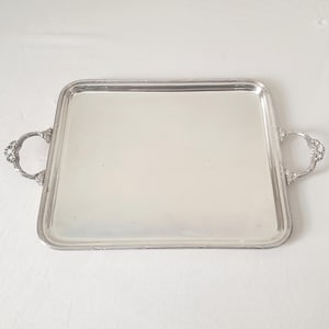 Fransk vintage silverpläterad mellanstor rektangulär serveringsbricka med vasskant och bandringhandtag i Louis XVI-stil