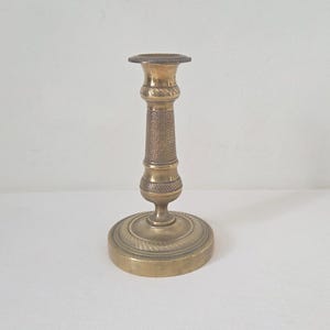 Französischer antiker Empire-Stil gemeißelter Mini-Messing-Kerzenständer - dekoratives Tischstück aus dem 19