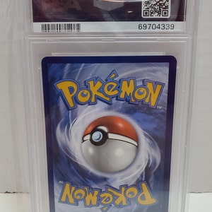 Może przedstawiać: Zbliżenie na tył karty Pok&eacute;mon. Karta jest niebieska z białym Pok&eacute;ballem w środku. Tekst "Pok&eacute;mon" jest nadrukowany na g&oacute;rze karty na biało, a "Pok&eacute;mon" na dole karty na ż&oacute;łto.