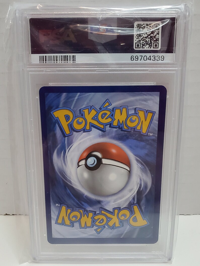 Może przedstawiać: Zbliżenie na tył karty Pok&eacute;mon. Karta jest niebieska z białym Pok&eacute;ballem w środku. Tekst "Pok&eacute;mon" jest nadrukowany na g&oacute;rze karty na biało, a "Pok&eacute;mon" na dole karty na ż&oacute;łto.