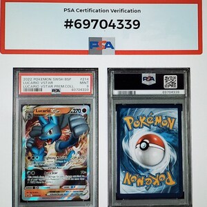 Może przedstawiać: Karta Pok&eacute;mon Lucario VSTAR z zestawu Miecz i Tarcza: Błyszczące Gwiazdy, oceniona przez PSA. Karta została oceniona na 9, w stanie Mint. Karta jest umieszczona w etui PSA z numerem #69704339.
