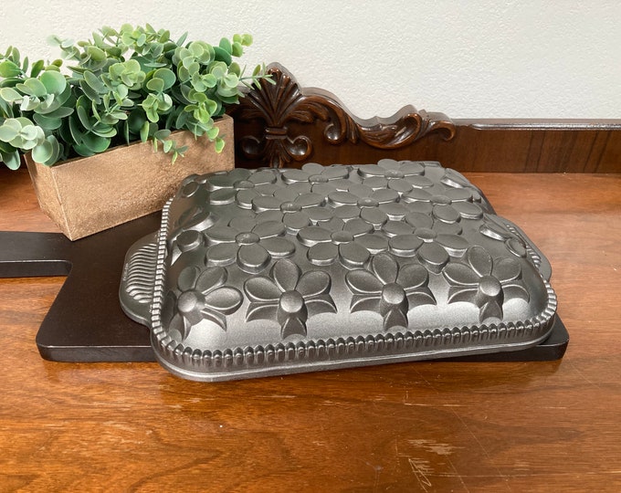Nordic Ware Daisy Cake Pan, 10 Cups, Heavy Cast Aluminum Cake Pan, Made