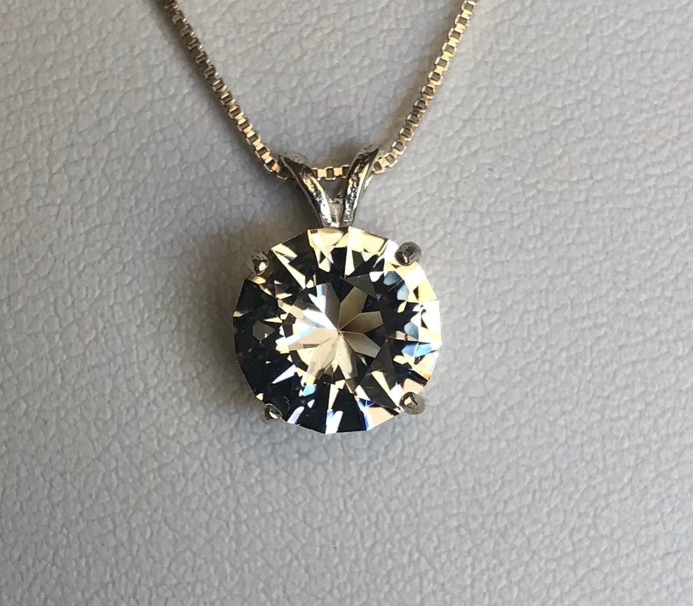 白 フリル付 hariqua Goshenite moon necklace /ゴシェナイト | www