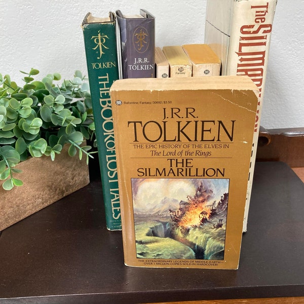 Vintage JRR Tolkien paperback novel, The Silmarillion, including map good vintage condition, 4th printing of first edition