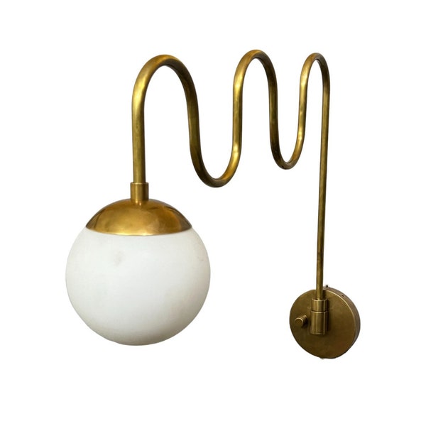 Globe Sconce - Prachtig handgemaakte gebogen gewapende - Ruwe koperen wandlamp - Minimalistische schans - Verstelbaar licht - Mid Century Sconce