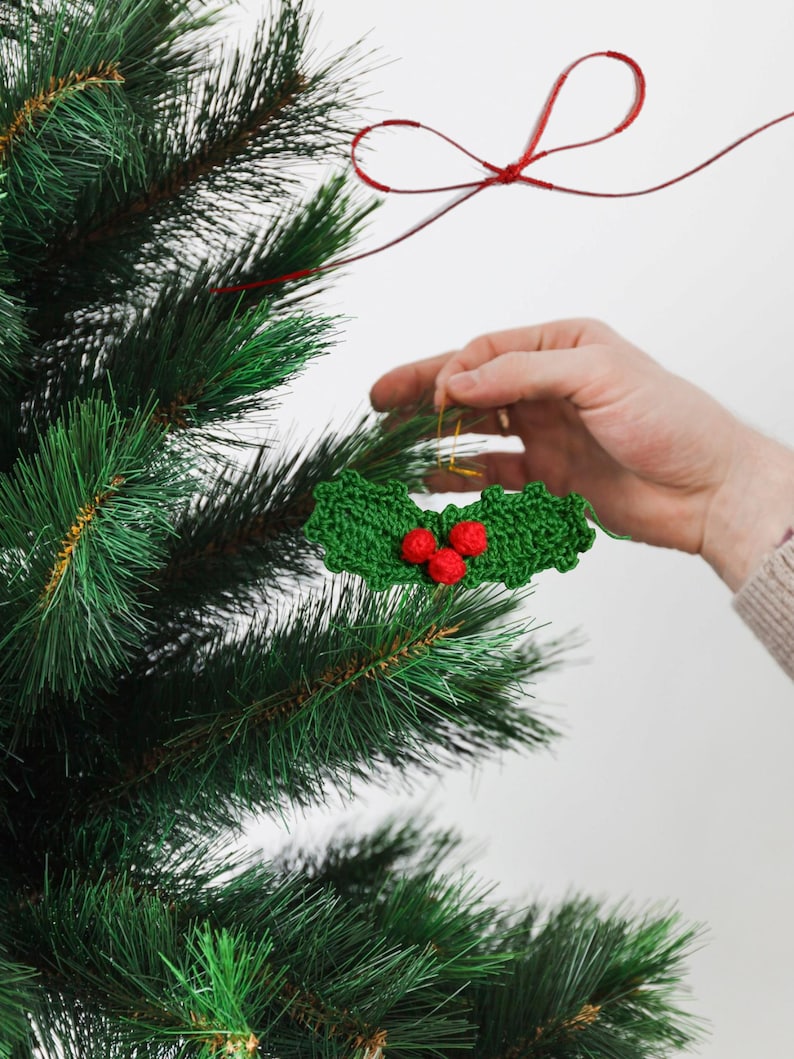 Crochet Holly Berry Pattern | Christmas Leaf Applique | Digital Download image 3