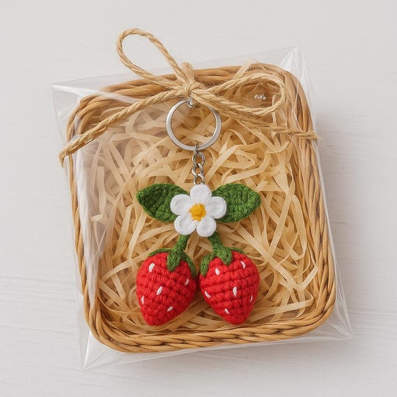 72♢﻿ キーホルダー ハンドメイド イチゴチャーム かぎ針編みのイチゴキーホルダー：手作りあみぐるみバッグチャーム