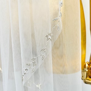 Beaded wedding veil,Cathedral veil,Bridal veil,Fingertips veil,Waltz veil,Light ivory veil,long veil,Single Tier Veil,knee length veil