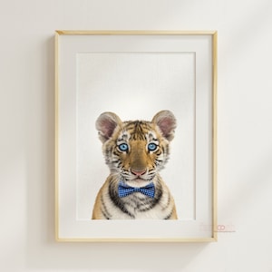 Impresión de adorable cachorro de tigre bebé, decoración de pared imprimible para habitación infantil, arte de animales para bebés, descarga digital de tigre bebé con pajarita