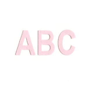 Lettres découpées à l’emporte-pièce rose clair