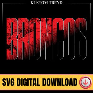 Puede incluir: Un diseño gráfico digital que presenta la palabra BRONCOS en letras rojas, negritas, desgastadas y con líneas diagonales sobre un fondo negro. El texto KUSTOM TREND aparece arriba y una barra amarilla abajo dice SVG DIGITAL DOWNLOAD.