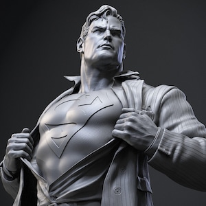 Puede incluir: Un busto esculpido en gris de un superhéroe con un logotipo de Superman en el pecho. El superhéroe lleva una chaqueta con el cuello abierto y mira hacia arriba.