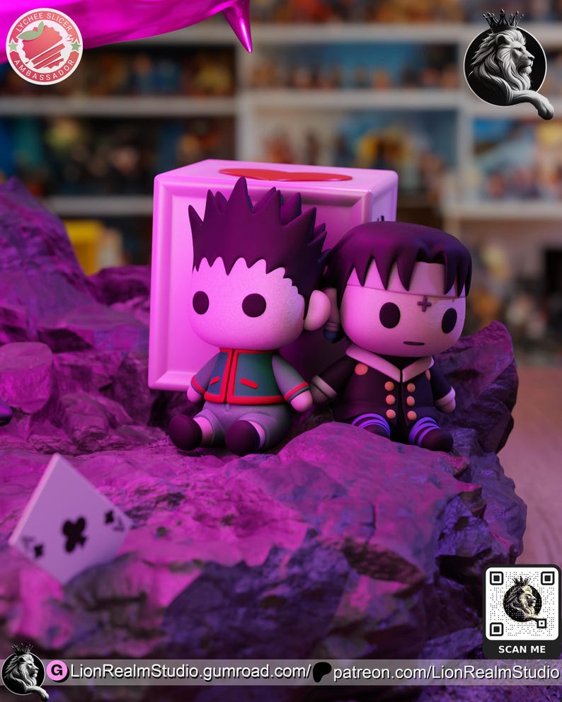 Puede incluir: Dos figuras de estilo anime de personajes con pelo puntiagudo y atuendos distintivos, sentados sobre una superficie rocosa p&uacute;rpura. Una carta de juego con un s&iacute;mbolo de tr&eacute;bol negro est&aacute; en primer plano. Las figuras est&aacute;n junto a una caja blanca.