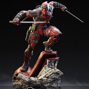 Peut inclure: Figurine détaillée de Deadpool, dans une pose dynamique, vêtu d'une combinaison rouge et noire, tenant deux katanas. La figurine repose sur une base texturée et détaillée, avec un fond sombre. Les détails du masque et du costume sont méticuleusement rendus.