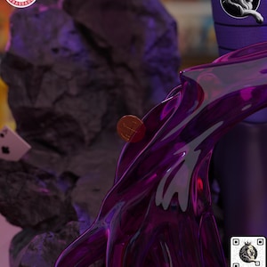 Puede incluir: Primer plano de una escultura p&uacute;rpura y brillante, similar a un l&iacute;quido, con una moneda y una carta de juego visibles. La escultura tiene una superficie lisa y reflectante. La imagen incluye el texto "SCAN ME" y un c&oacute;digo QR.