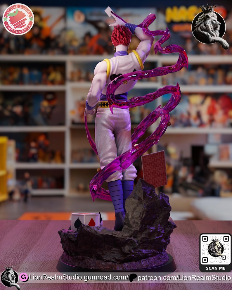Puede incluir: Figura detallada de un personaje con cabello rojo, vistiendo un atuendo blanco y morado, y sosteniendo un arma. La figura est&aacute; posada din&aacute;micamente con un efecto de energ&iacute;a p&uacute;rpura transl&uacute;cida. Un peque&ntilde;o libro y un cubo con s&iacute;mbolos de cartas est&aacute;n en la base.