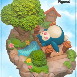 Op de afbeelding: Een Snorlax Pokémon-figuur dat op een brug ligt met een klein vijvertje en een boom. De figuur is blauw en beige met een roze neus en een gelukkige uitdrukking. De brug is van hout en heeft twee bruine pilaren. De vijver is blauw en heeft een kleine waterval. De boom is groen en heeft bruine takken. De achtergrond is een lichtblauwe lucht met witte wolken.