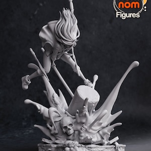 Könnte beinhalten: Eine graue 3D-gedruckte Figur einer weiblichen Figur mit langen Haaren, die eine Waffe hält und auf einem Sockel mit einem Schädel und einer zerbrochenen Säule steht. Der Sockel ist von einer Flüssigkeitsspritzer umgeben. Die Figur ist mit "Nom Nom Figures" beschriftet.