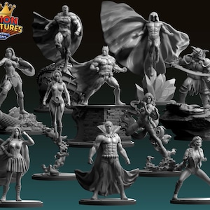 Könnte beinhalten: Eine Sammlung grauer 3D-gedruckter Superheldenfiguren, darunter Superman, Batman und Wonder Woman. Die Figuren befinden sich in dynamischen Posen, einige mit Umhängen und Waffen. Das Logo "Legion Miniatures" ist oben links sichtbar.